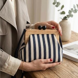 Vintage Style Striped Kiss-Lock Crossbody Bag with Wood Frame